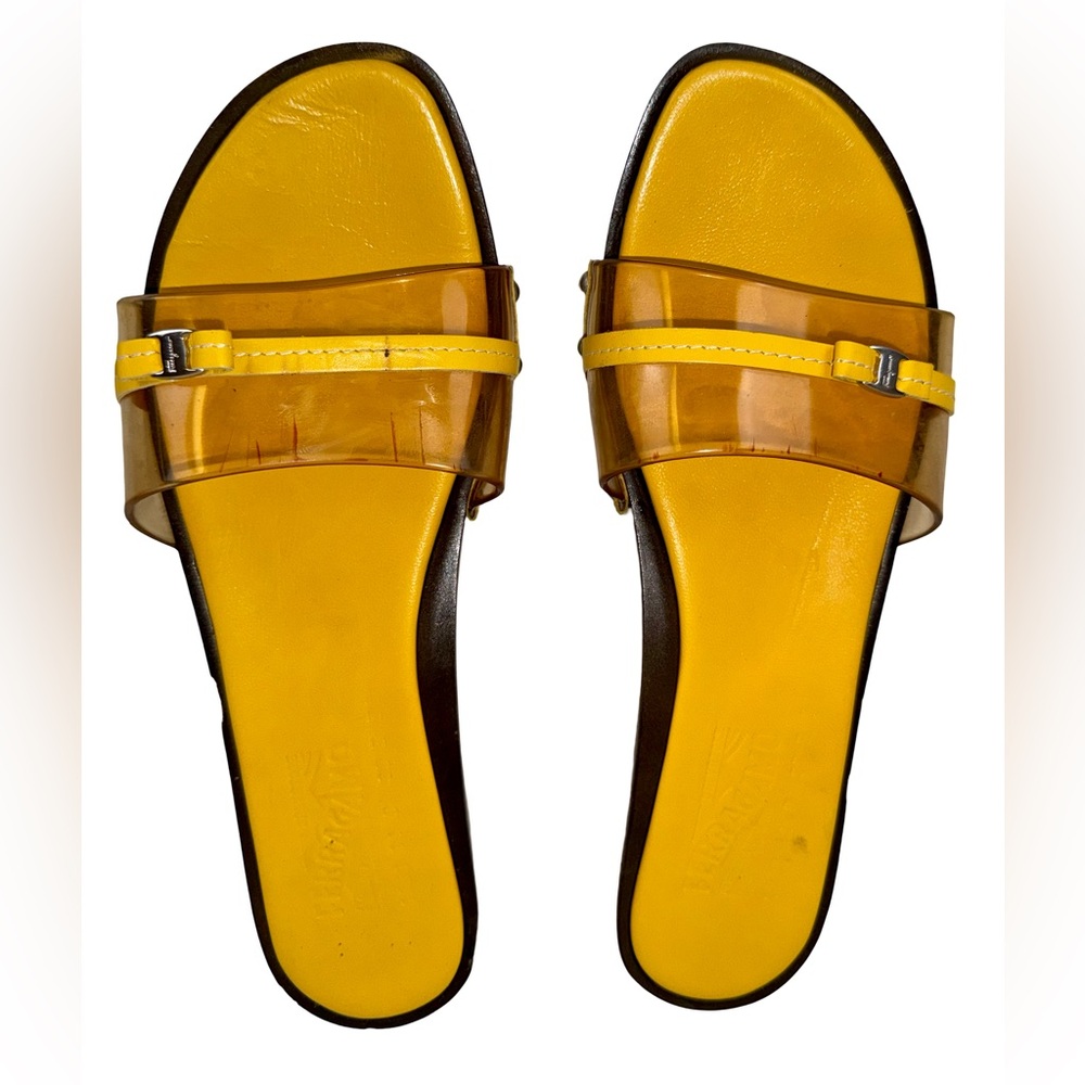 SALVATORE FERRAGAMO CARLYN SANDALS IN YELLOW LEATHER/ACRYLIC/BROWN